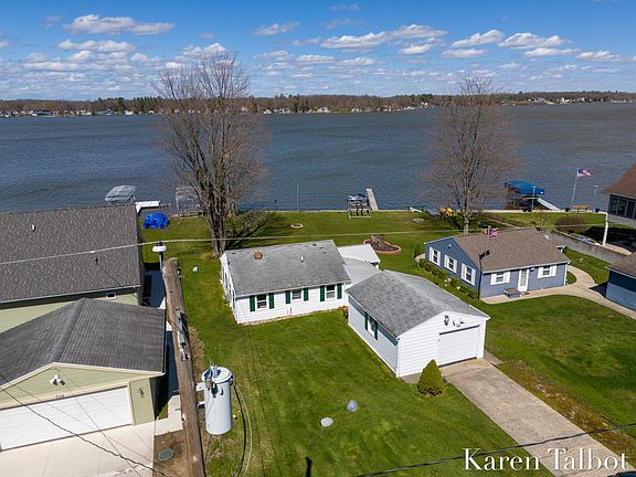 3rd image of 711 E Hess Lake Dr