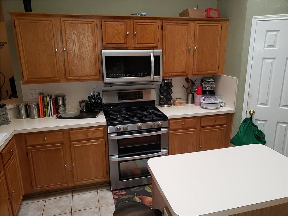 2nd image of 810 Warwick Ct