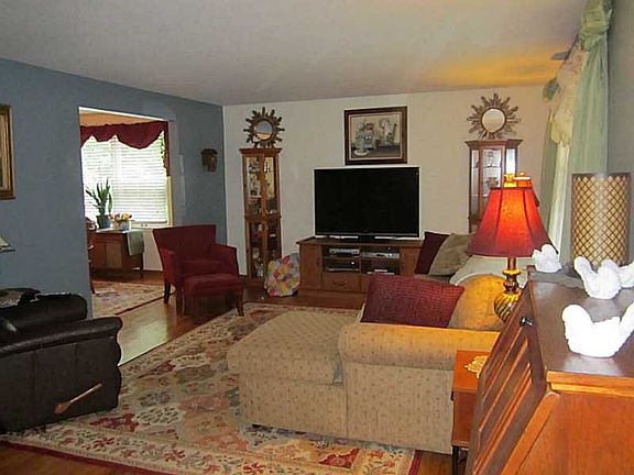 5th image of 156 Thornberry Dr
