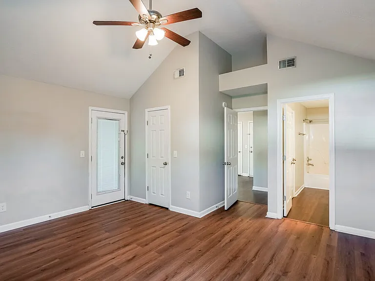 404 Barking Dr — Photo 9