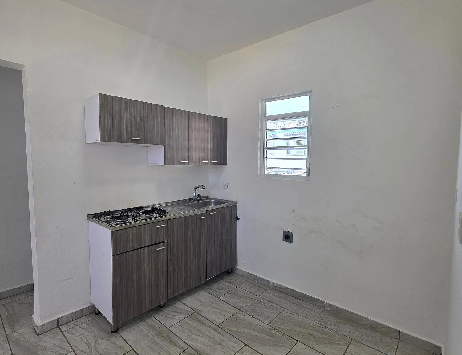 2 bed, 1.0 bath, 814 sqft, $800 — Photo 2