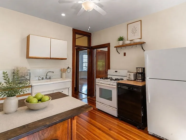7 Burr St #1 — Photo 18