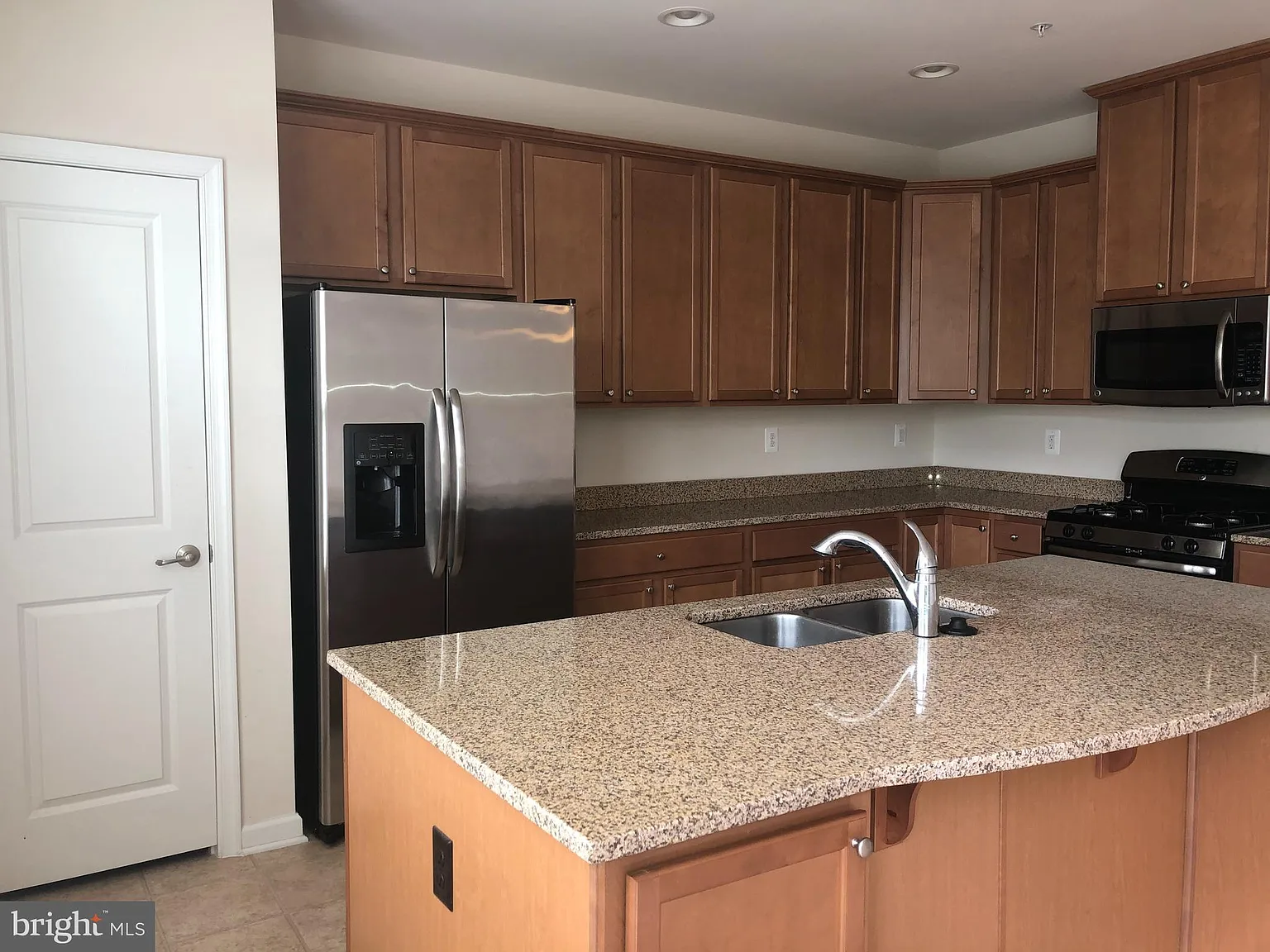 3 bed, 2.5 bath, 1672 sqft, $2,850 — Photo 3