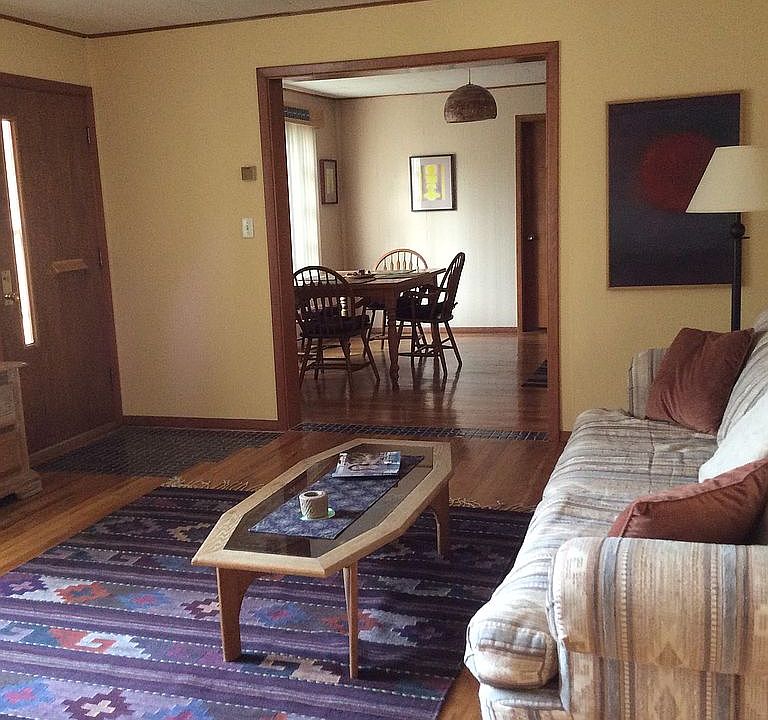 Livingroom leading to dining