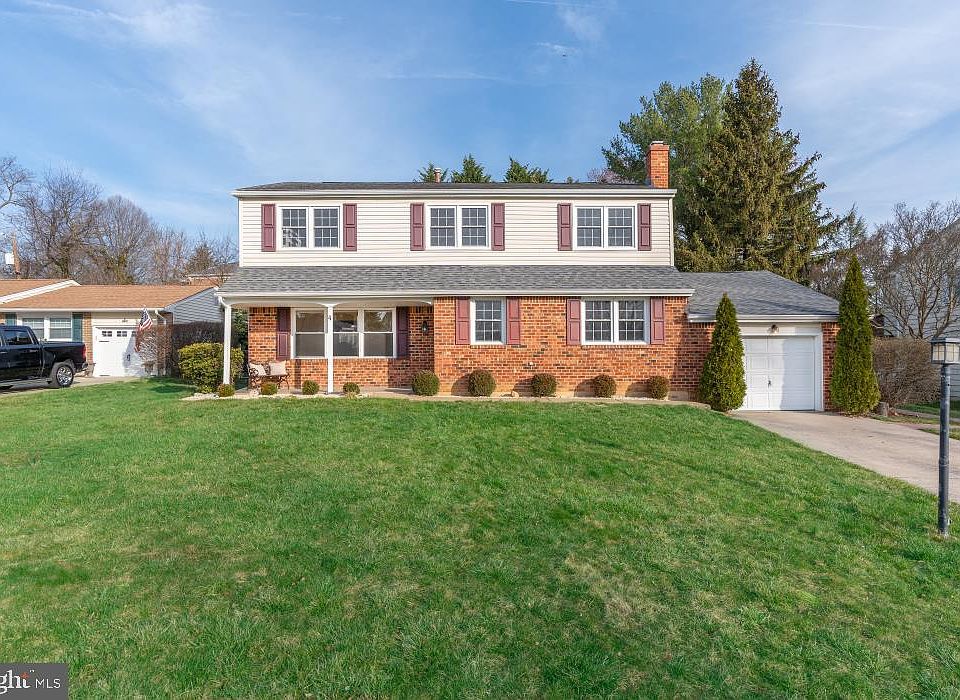 1st image of 4 Eileen Dr
