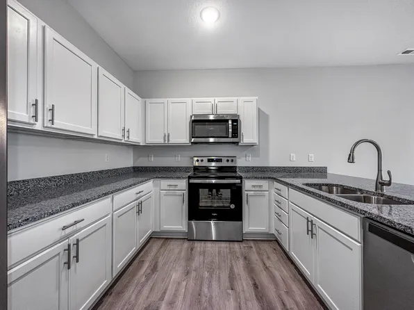 701 NE 60th St #1, Pleasant Hill, IA 50327