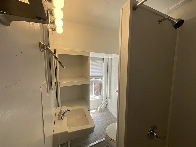 351 W King St — Photo 7