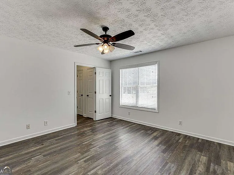 932 Clayton St — Photo 14