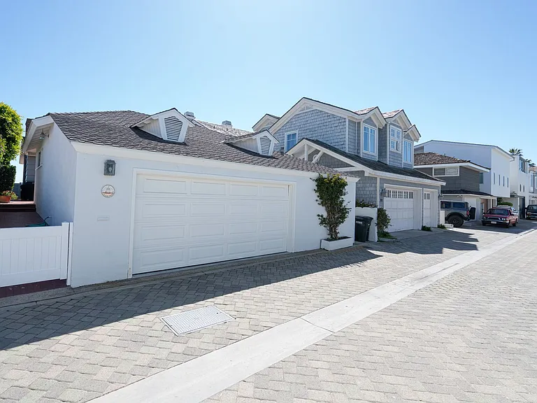 2124 E Oceanfront — Photo 30