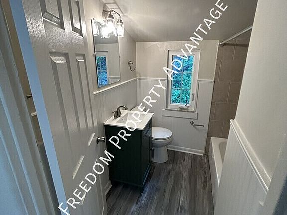 3rd image of 3398 Columbia Dr
