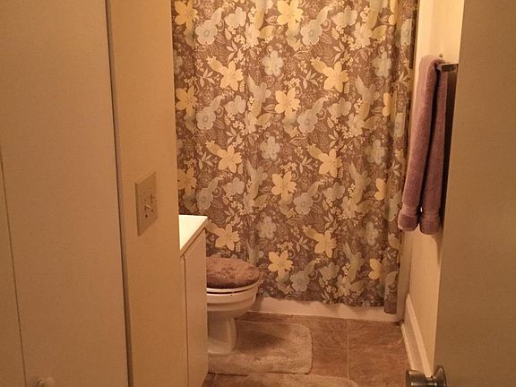 1 bath with tub / shower