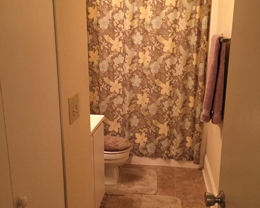 1 bath with tub / shower