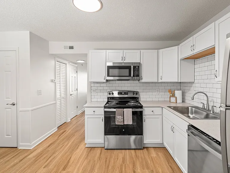 Harbour Lake Apartments — Photo 11