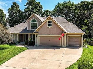 6235 N Forest Dr, Parkville, MO 64152