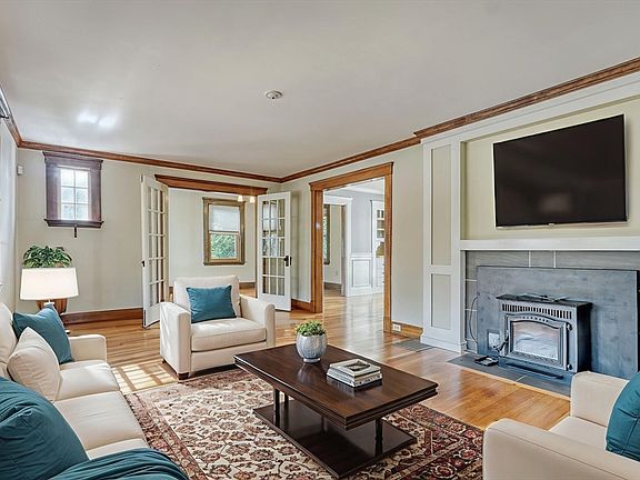 4th image of 126 Ashland St