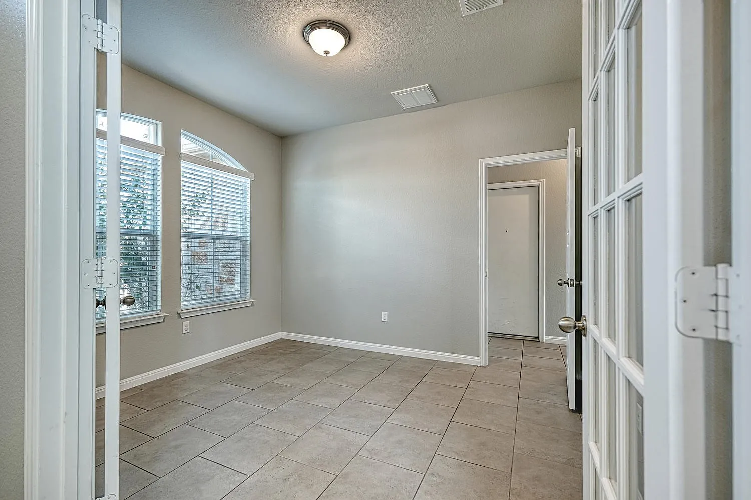 Beautiful 4/2.5/2 two story with office on oversized corner lot! — Photo 3