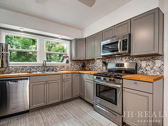 5th image of 1613 Margaret Ave SE