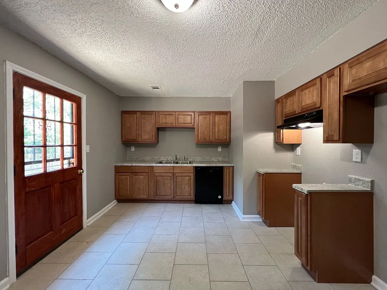 3392 Redcliff Dr — Photo 2