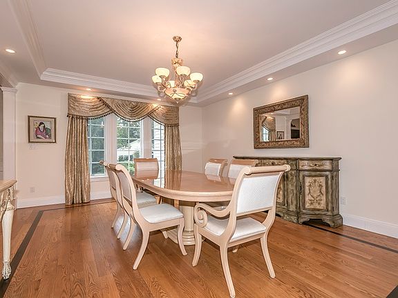 5th image of 215 Elm Dr