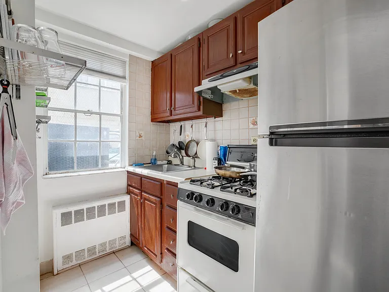 245 E 35th St #2H — Photo 5