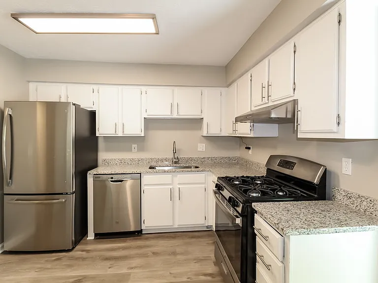 1097 Williamsburg Ln — Photo 8