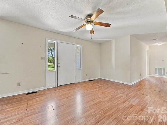 3rd image of 425 Heritage Farm Rd