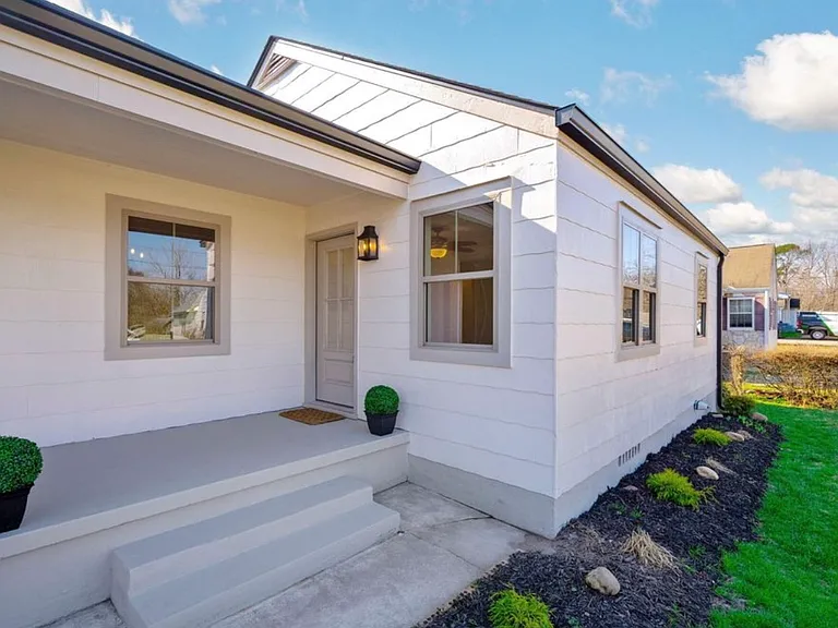 104 Ellis Dr — Photo 2