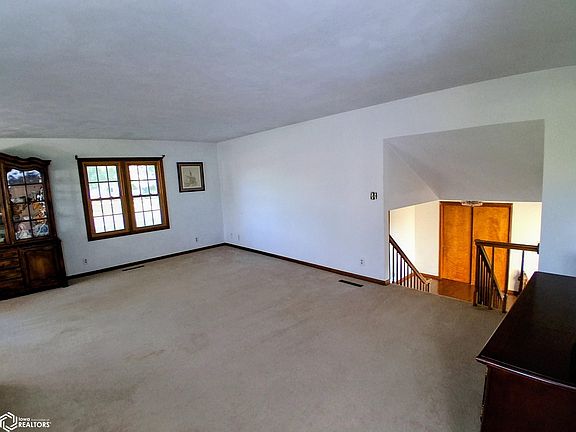 5th image of 107 College View Ln