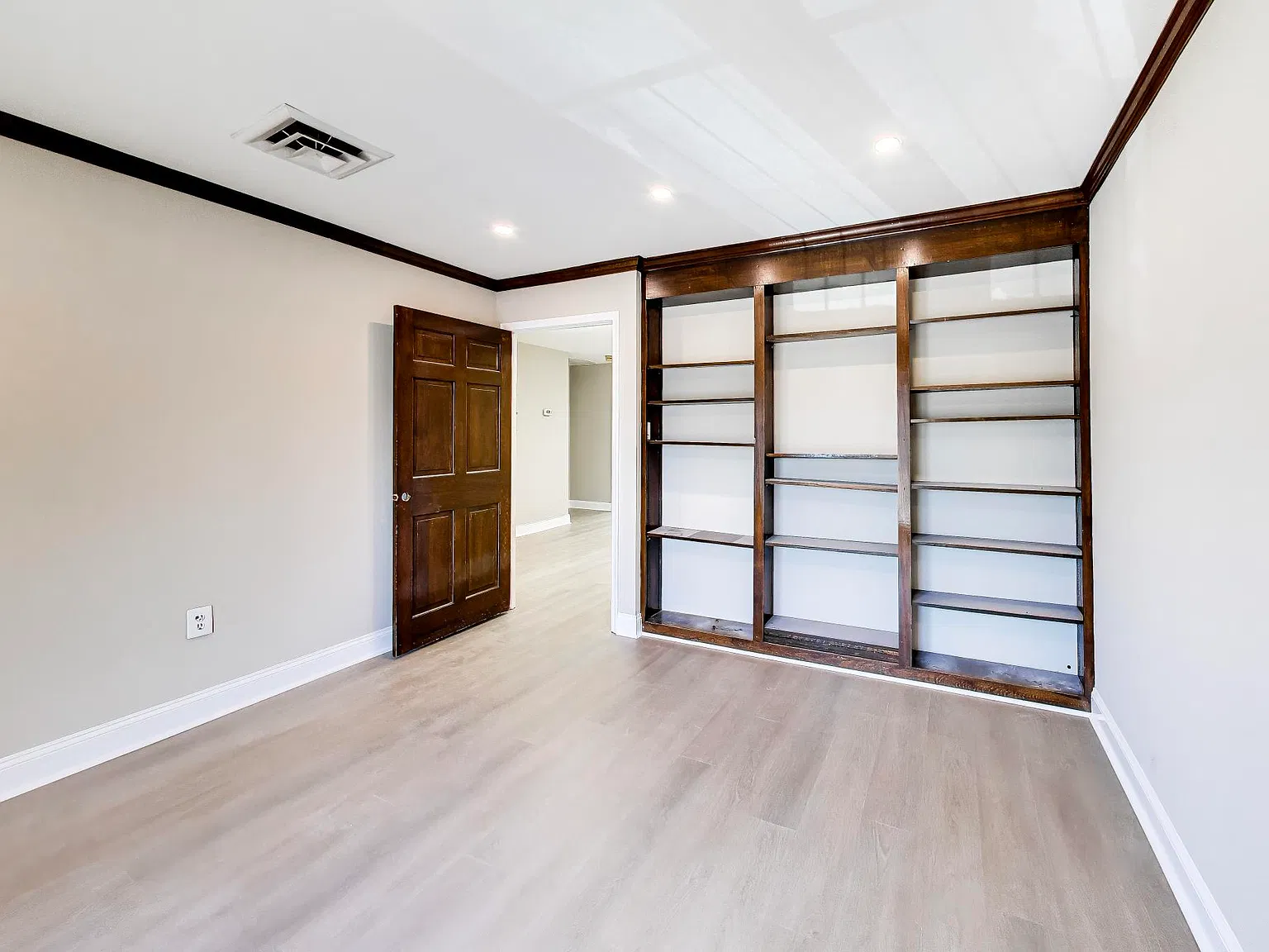 4 bed, 910 sqft, $1,999 — Photo 2
