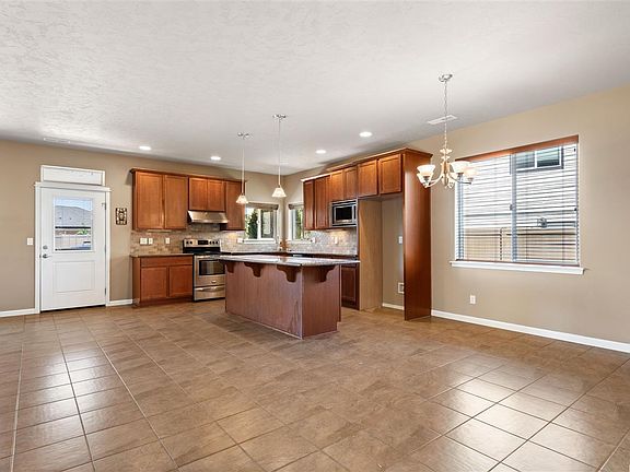4th image of 724 Pinnacle Dr