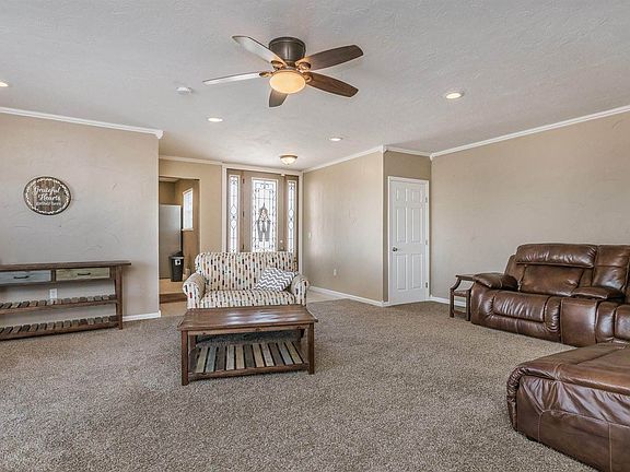 4th image of 410 Holman Ln