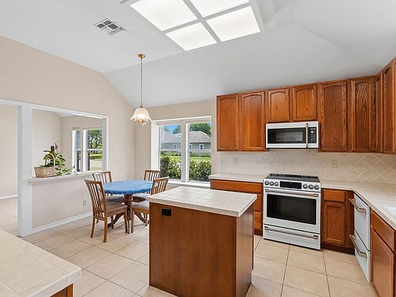4th image of 101 Cedar Ridge Dr