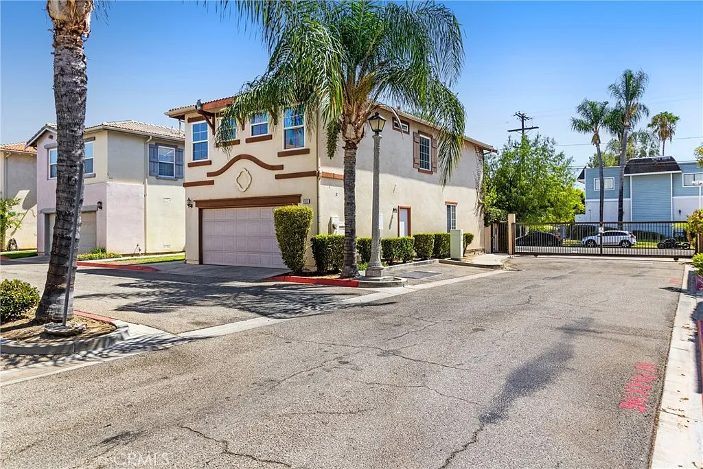 4 bed, 2.5 bath, 1895 sqft, $4,250 — Photo 2