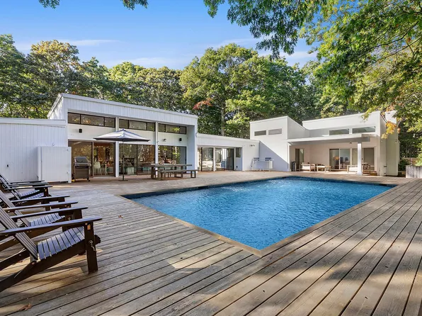 34 N Quarter Rd, Westhampton, NY 11977