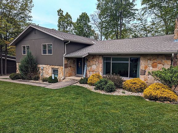 3rd image of 1052 Oak Hill Cir