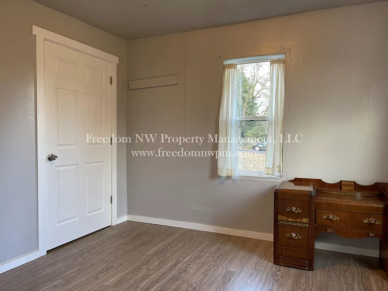 515 Phoenix St NE — Photo 6