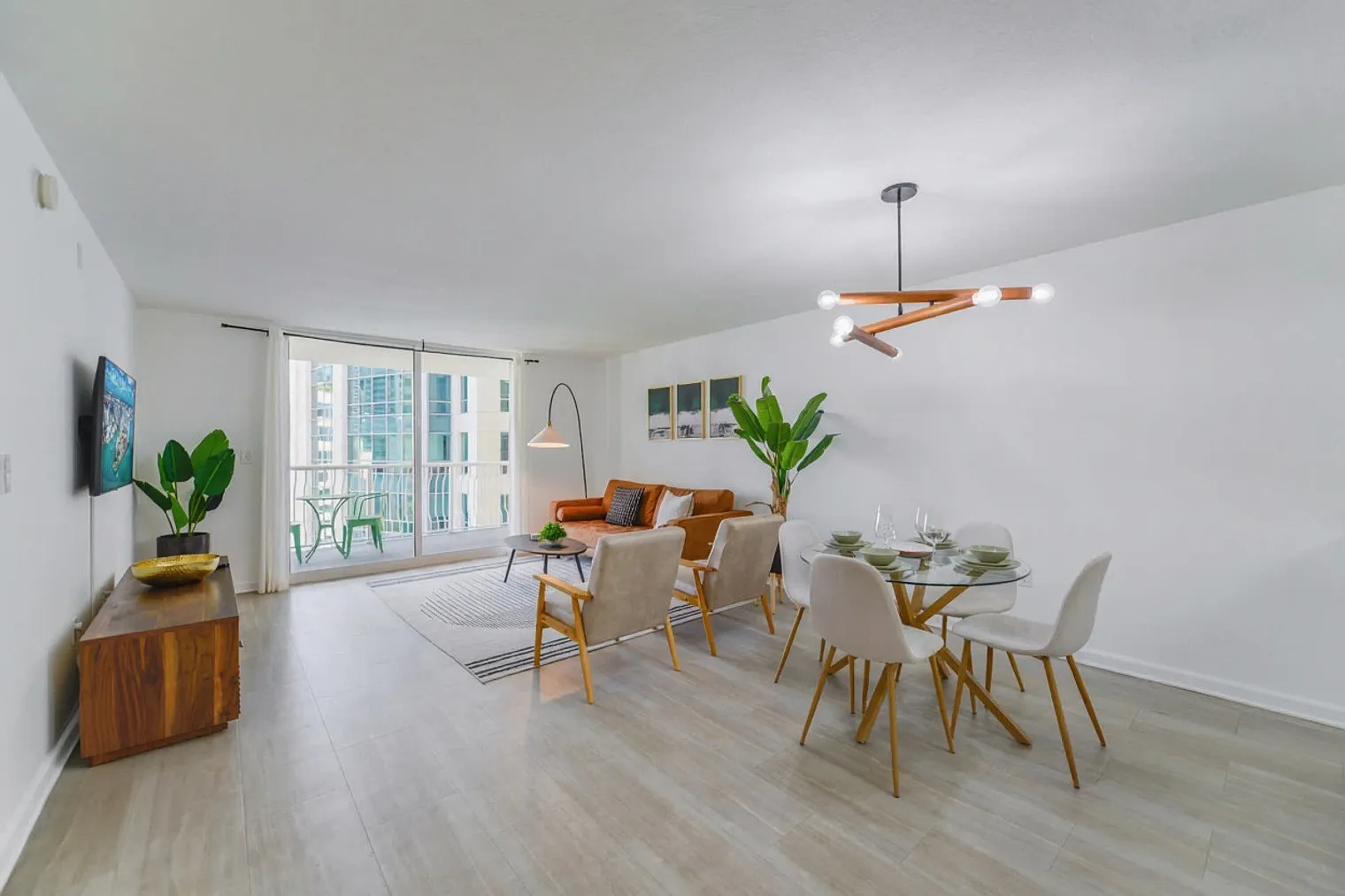 1 bed, 1.0 bath, 818 sqft, $3,067 — Photo 2