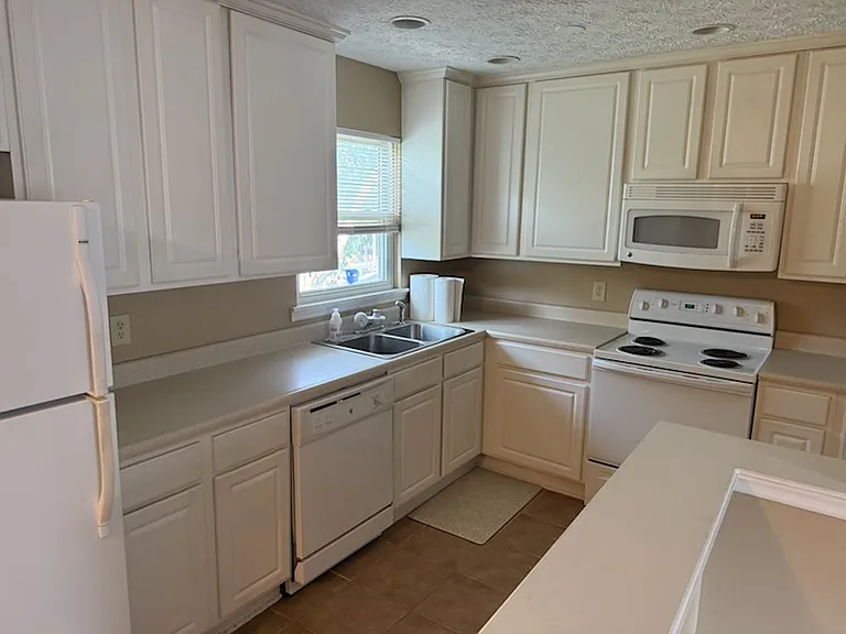 676 Lathrop St #676 — Photo 6