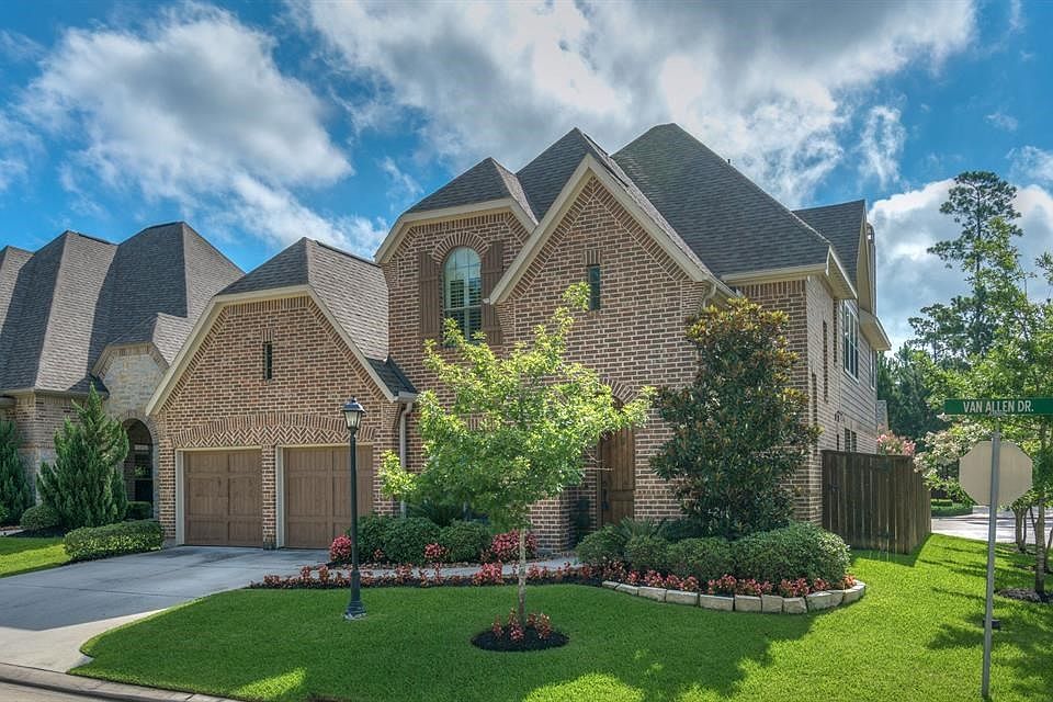 Conveniently located near the front of The Woodlands, just minutes from I-45, shopping and entertainment!