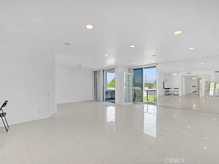 5301 Balboa Blvd — Photo 7