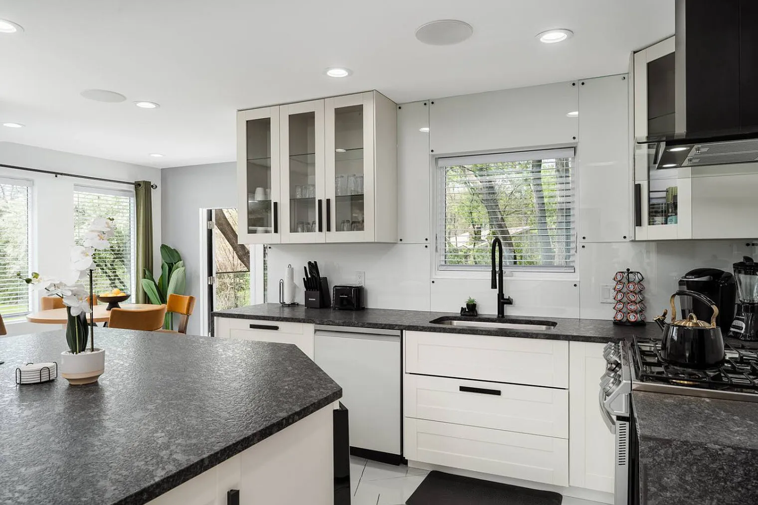 3 bed, 3.0 bath, 1722 sqft, $3,782 — Photo 4