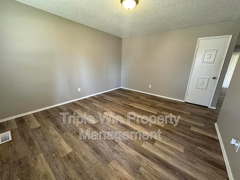 513 Coachway Ln — Photo 11