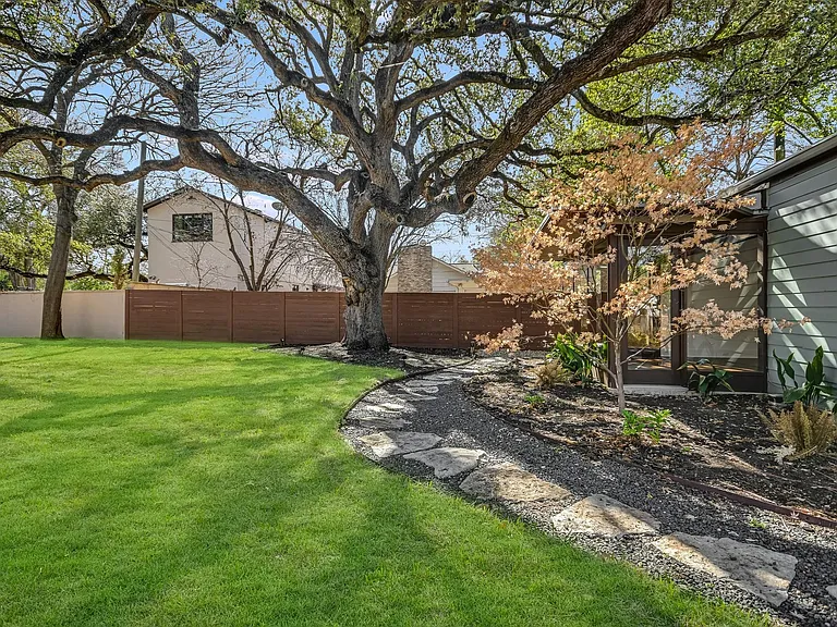 2704 Oakhurst Ave — Photo 18