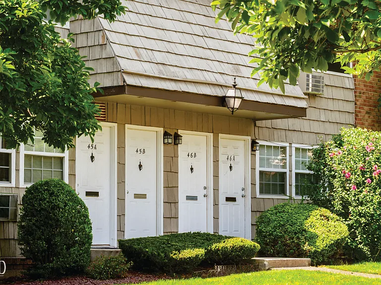 Heatherwood House at Ronkonkoma — Photo 4