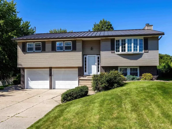 878 Oakwood Cir, Coal Valley, IL 61240