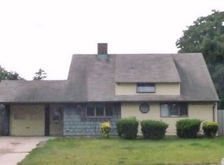 26 Meeting Ln, Hicksville, NY 11801