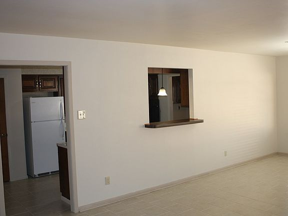 4th image of 302 Erin Dr