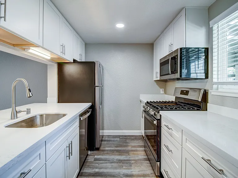 Round Hill Creek Apartments — Photo 6