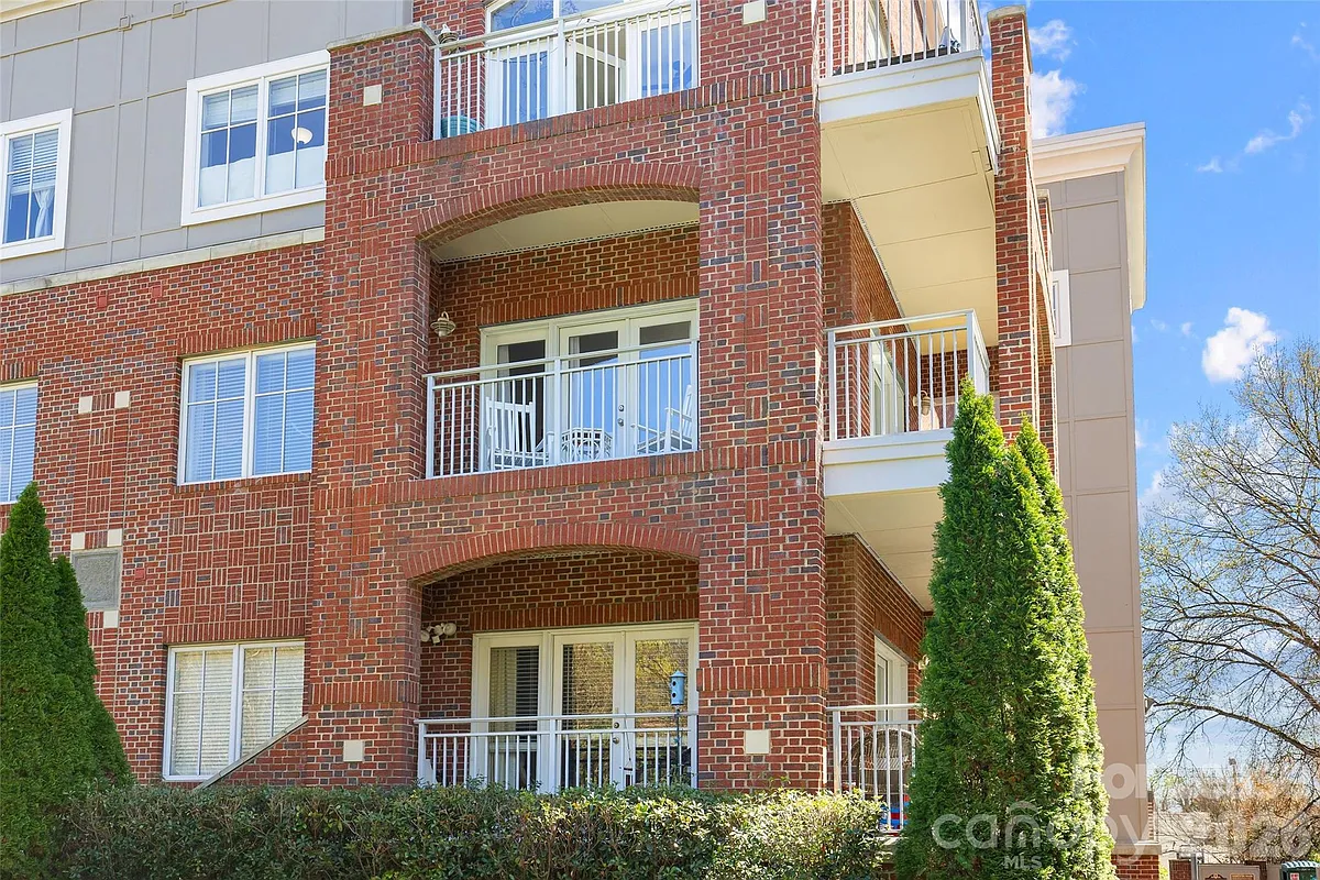 Building Photo - 1903 Kenilworth Ave #205