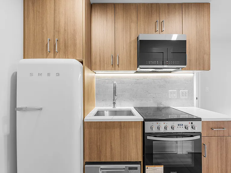 236 W 15th St #31 — Photo 3